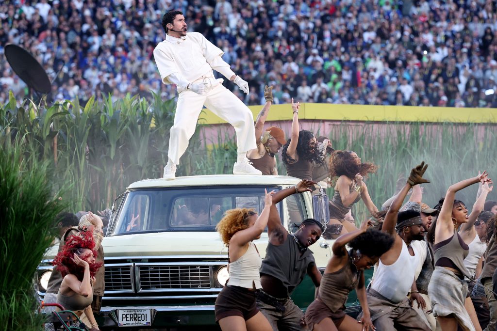 Super Bowl LX: Τα πολιτικά μηνύματα του Bad Bunny, το λάτιν υπερθέαμα, ο γάμος και η Lady Gaga στο halftime show
