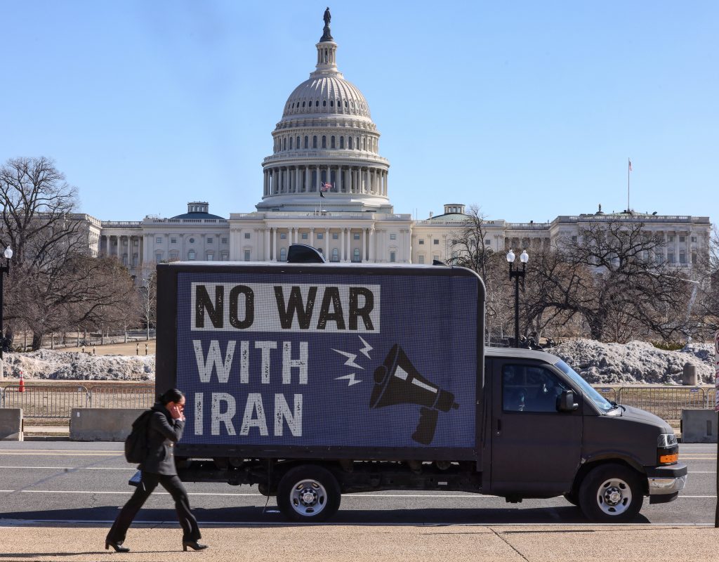 Ο Τραμπ «χτίζει» επιχειρηματολογία για πιθανή επίθεση στο Ιράν – Για «επανάληψη ψεμμάτων» μιλά η Τεχεράνη, για «αέναους πολέμους» οι Δημοκρατικοί