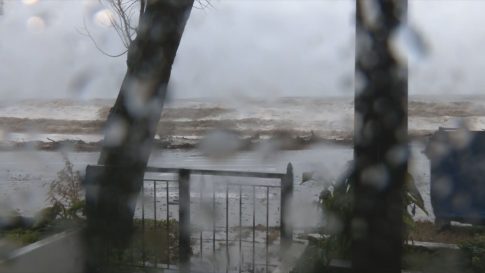 Ισχυρές βροχές και θυελλώδεις άνεμοι στα παράλια της Λάρισας – Mηχανήματα καθαρίζουν τους δρόμους