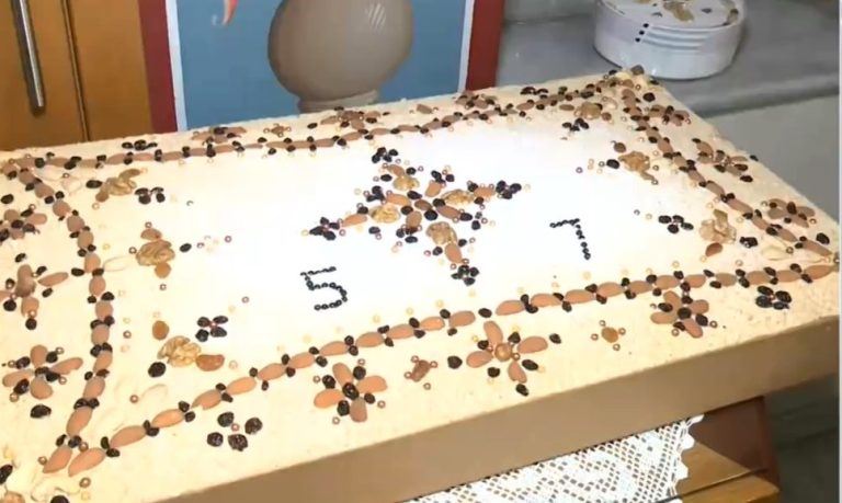 Μνημόσυνο για τα θύματα των Τεμπών στο σιδηροδρομικό σταθμό Θεσσαλονίκης