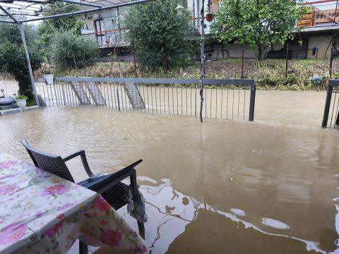 Σημαντικές ζημιές από την κακοκαιρία στη Μεσσηνία – Απεγκλωβισμός τεσσάρων ατόμων από πλημμυρισμένο όχημα