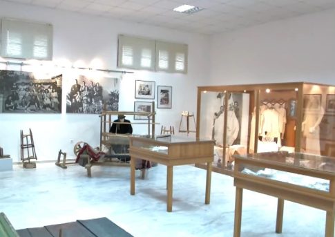 Από τη Νάουσα και την Κοζάνη, μέχρι την Ερμιόνη και τη Σάμο: Τα ζωντανά έθιμα της Αποκριάς στην Ελλάδα