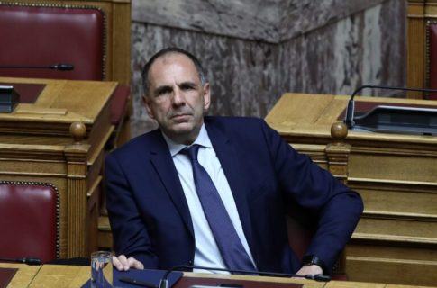 Σίδνεϊ: Ενώπιον της Δικαιοσύνης ο δράστης της  επίθεσης στην παραλία Μπόνταϊ – Κατηγορείται για τρομοκρατία και 15 ανθρωποκτονίες