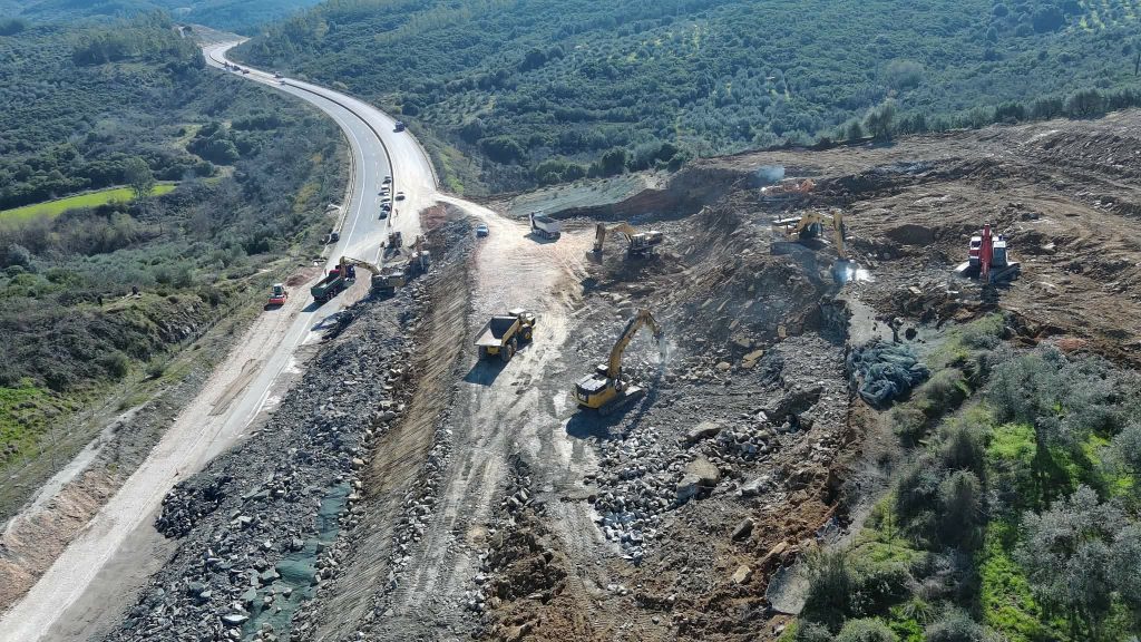 Συνεχίζονται αδιάκοπα οι εργασίες στην Ιόνια Οδό – Απομακρύνονται τόνοι χώματος