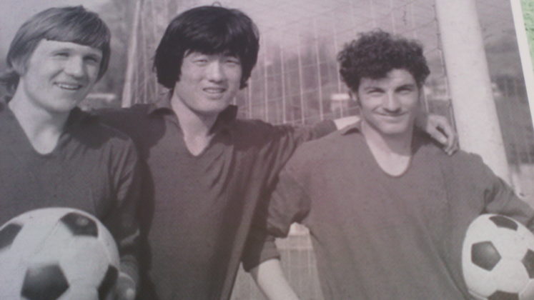 Όταν τιμήθηκαν οι 200 της Καισαριανής με ποδοσφαιρικό αγώνα