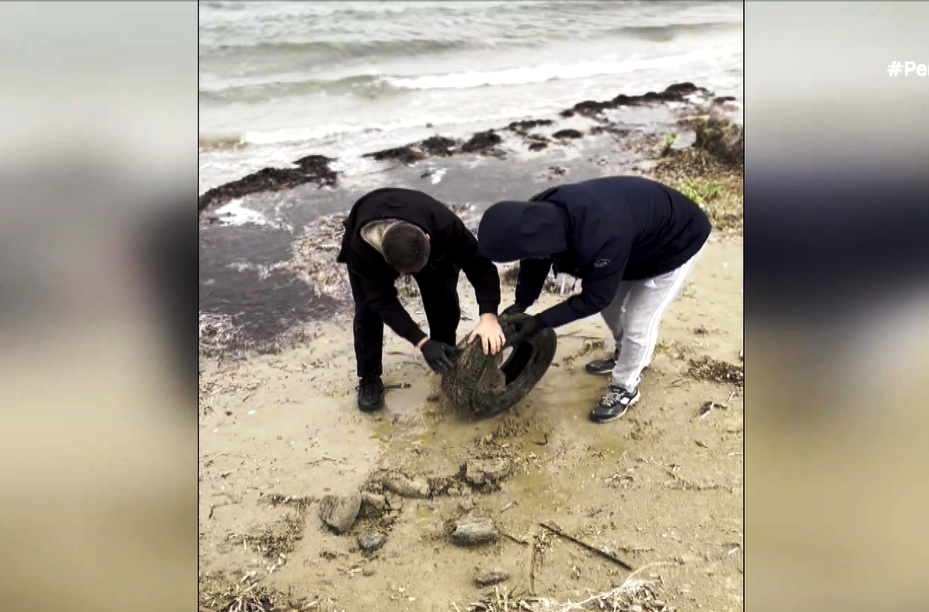 Καθαρισμός απορριμμάτων από την παραλία του Κότσινα