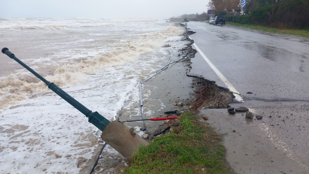 Πλημμύρισαν ξανά μετά 2 μήνες τα παράλια του δήμου Τεμπών