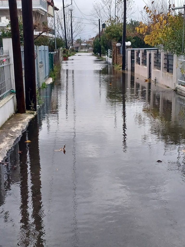 Πλημμύρισαν ξανά μετά 2 μήνες τα παράλια του δήμου Τεμπών