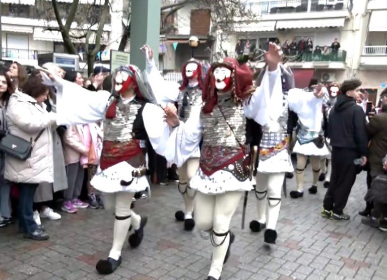 Από τη Νάουσα και την Κοζάνη, μέχρι την Ερμιόνη και τη Σάμο: Τα ζωντανά έθιμα της Αποκριάς στην Ελλάδα