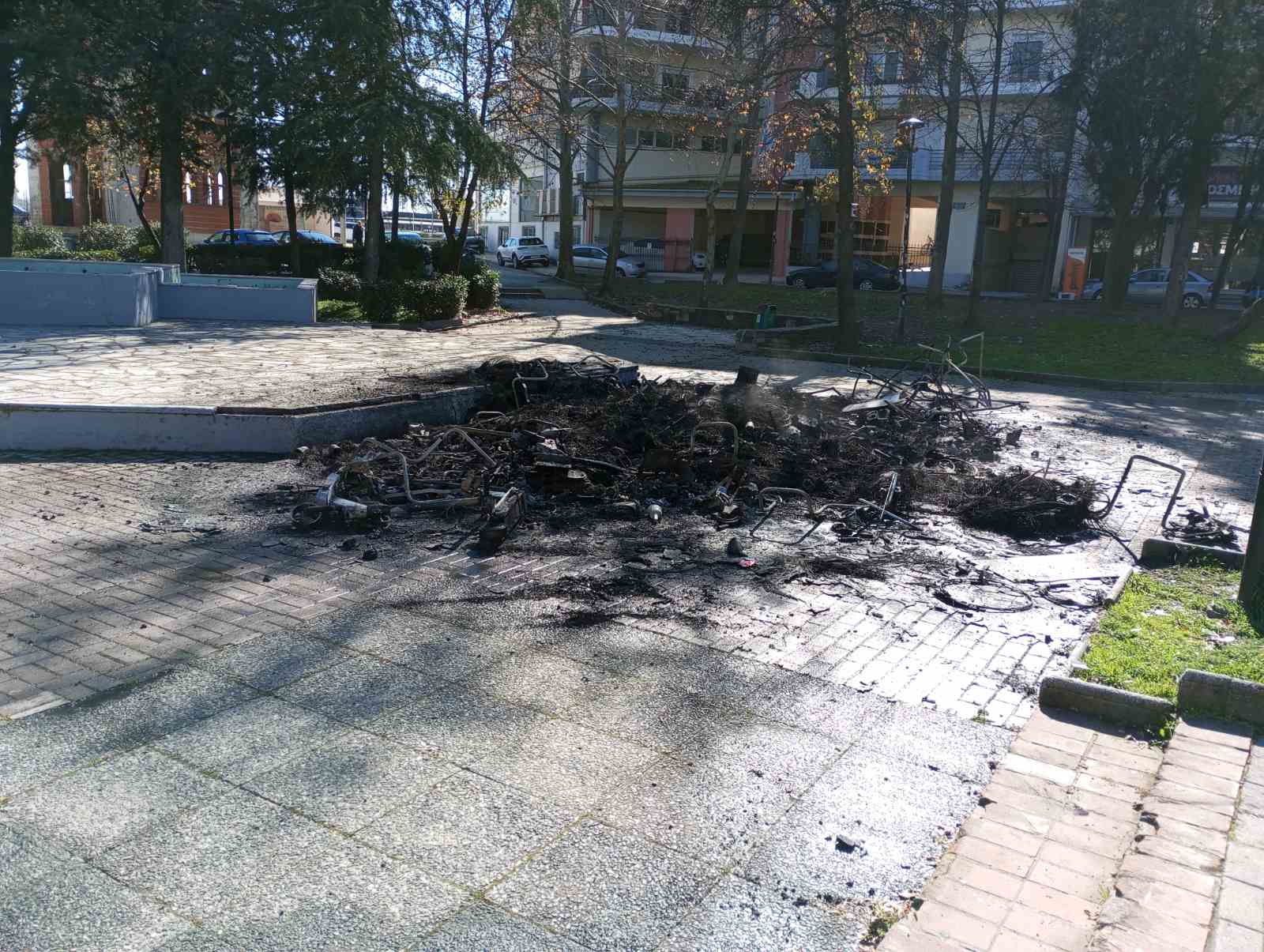 4-3-1 Λάρισα: Βανδαλισμοί στην πλατεία Ζιαζιά στη Χαραυγή