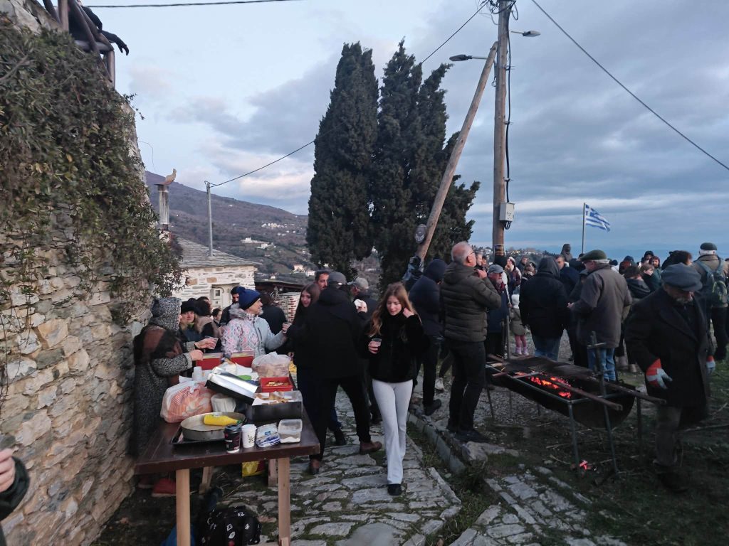 Μακρινίτσα: Άναψε ο «Αφανός» και φώτισε την Αποκριά στην Πλατεία Ευεργετών και Ηρώων