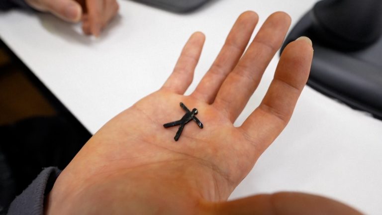 Ρομπότ-«γυμναστής» αλλάζει σχήμα και κινείται με ηλεκτρικά πεδία