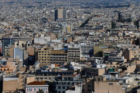 Σίδνεϊ: Ενώπιον της Δικαιοσύνης ο δράστης της  επίθεσης στην παραλία Μπόνταϊ – Κατηγορείται για τρομοκρατία και 15 ανθρωποκτονίες