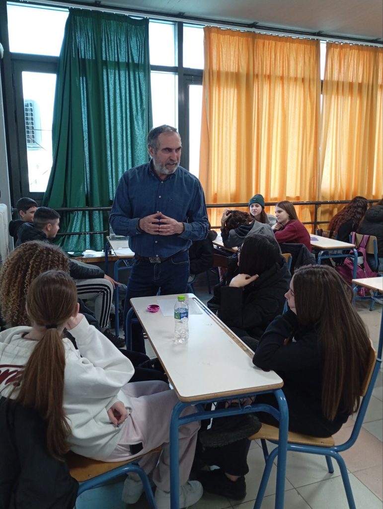 Διαδικτυακή συνάντηση μαθητών του 7ου Γυμνασίου με τον Π. Μαρινάκη