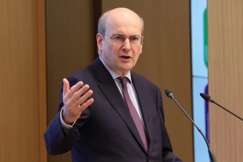 Καιρός: Περάσματα ισχυρών καταιγίδων, με θυελλώδεις ανέμους και κύμα ερημικής σκόνης – Πότε εκδηλώνονται σε Αττική, Θεσσαλονίκη live η πορεία της κακοκαιρίας