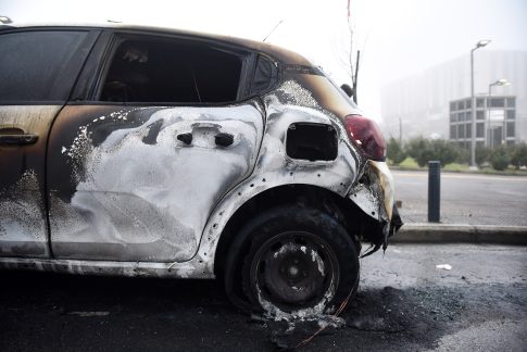 Σε κρίσιμη κατάσταση στη ΜΕΘ το κοριτσάκι που έπεσε σε σιντριβάνι στην Καλλιθέα – Στον εισαγγελέα σήμερα οι γονείς του