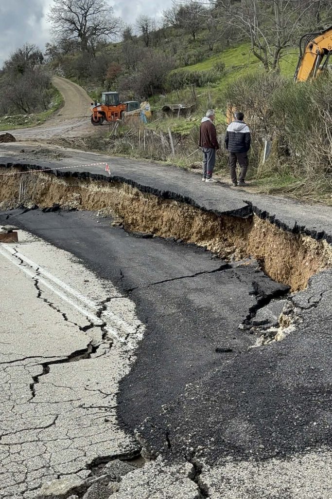 Σφοδρή κακοκαιρία σαρώνει την Ελλάδα – Κατολισθήσεις, πλημμύρες σε Πρέβεζα, Κέρκυρα, Τρίπολη, ήχησε το 112 στη Λέσβο