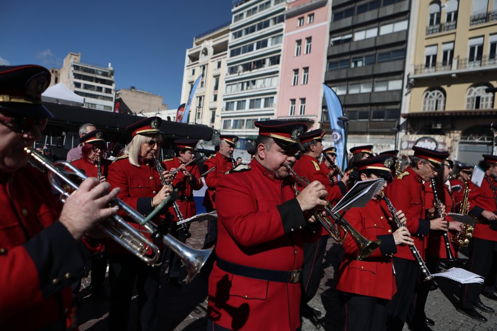 Σε ρυθμούς Τσικνοπέμπτης: «Στενάζουν» οι ψησταριές σε όλη την επικράτεια – Δωδεκάμετρη ψησταριά στη Βαρβάκειο