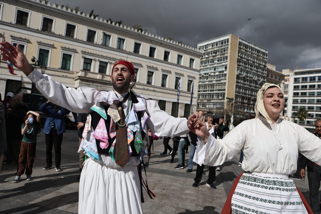 Σε ρυθμούς Τσικνοπέμπτης: «Στενάζουν» οι ψησταριές σε όλη την επικράτεια – Δωδεκάμετρη ψησταριά στη Βαρβάκειο