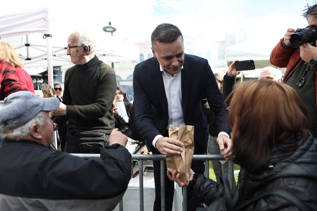 Σε ρυθμούς Τσικνοπέμπτης: «Στενάζουν» οι ψησταριές σε όλη την επικράτεια – Δωδεκάμετρη ψησταριά στη Βαρβάκειο