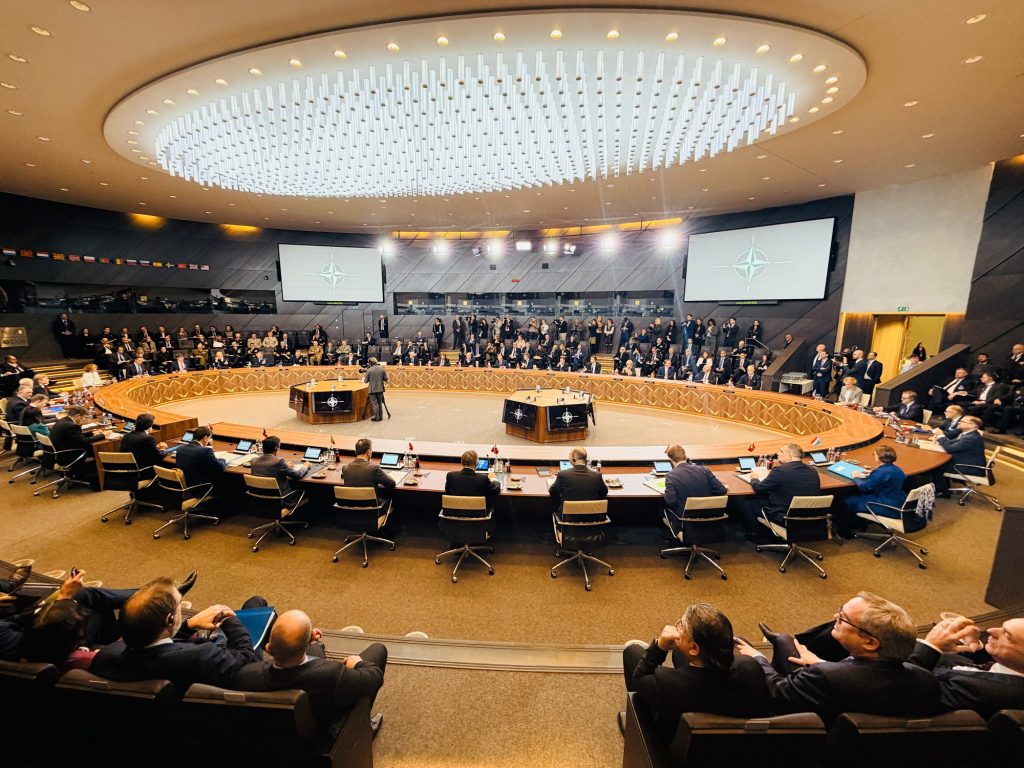 Εκσυγχρονισμός Ενόπλων Δυνάμεων και «Ασπίδα του Αχιλλέα» στο επίκεντρο της παρέμβασης Δένδια στο ΝΑΤΟ