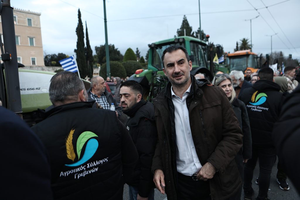 Στο Σύνταγμα διανυκτερεύουν οι αγρότες με τα τρακτέρ – Διαμηνύουν ότι ο «αγώνας θα συνεχιστεί»