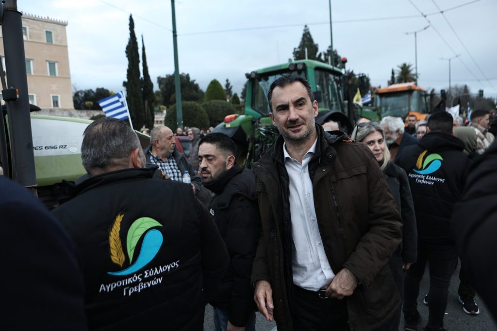 Αγρότες: Στο Σύνταγμα πάνω από 40 τρακτέρ – Τα αιτήματα, τα πολιτικά μηνύματα και η ώρα της αποχώρησης