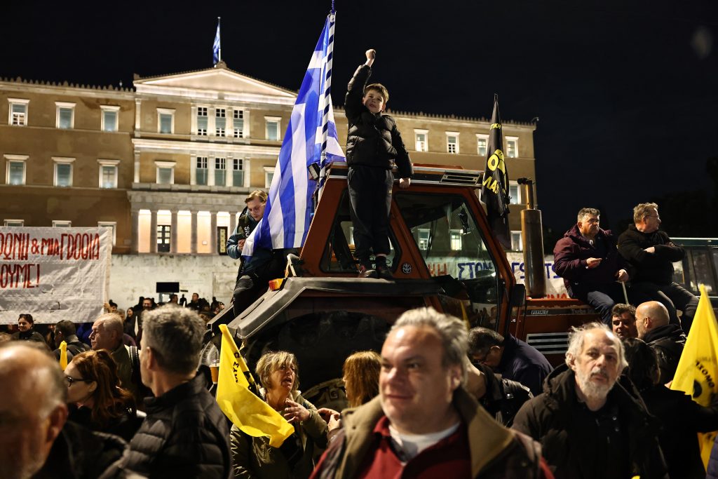 Στο Σύνταγμα διανυκτερεύουν οι αγρότες με τα τρακτέρ – Διαμηνύουν ότι ο «αγώνας θα συνεχιστεί»
