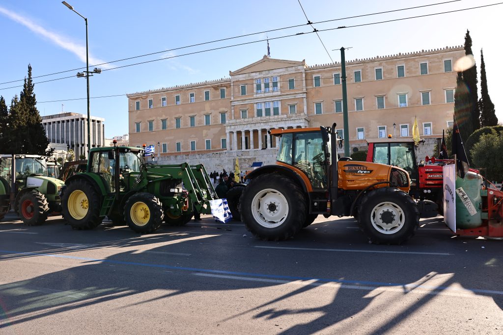 Συντεταγμένη αποχώρηση των αγροτών από το Σύνταγμα – «Ο αγώνας συνεχίζεται» διαμηνύουν