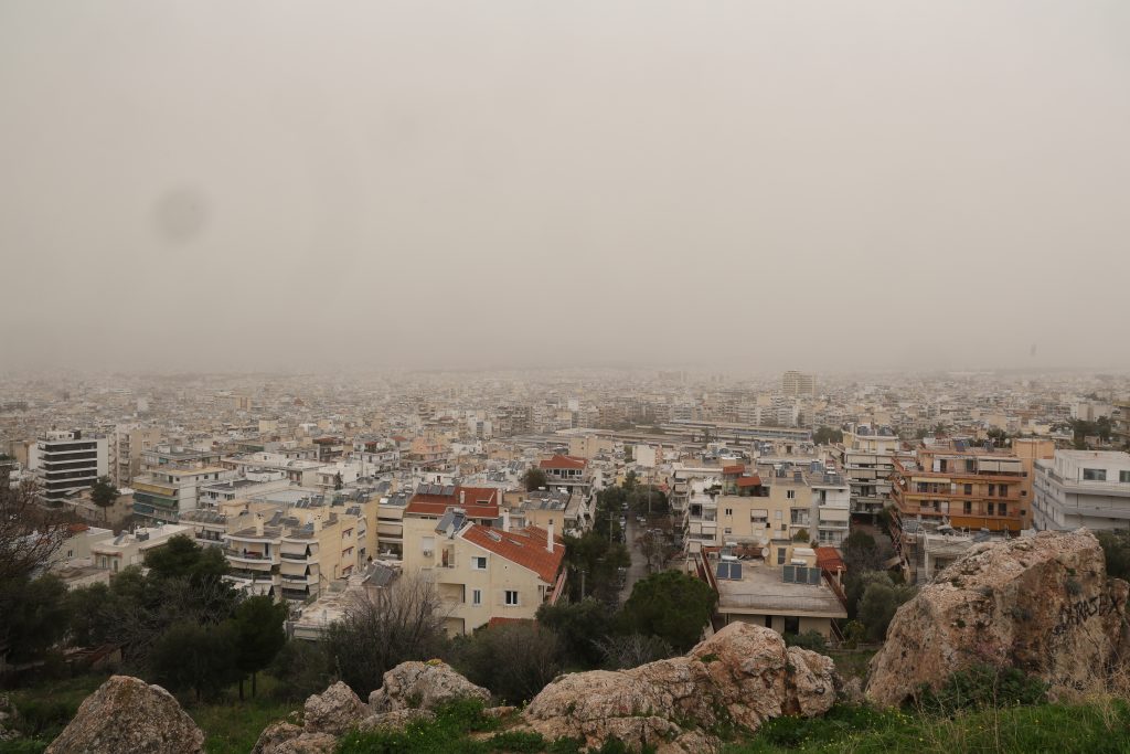 Η Αθήνα στο «πορτοκαλί»: Φωτογραφίες που «πνίγουν» την ανάσα από την επέλαση της αφρικανικής σκόνης