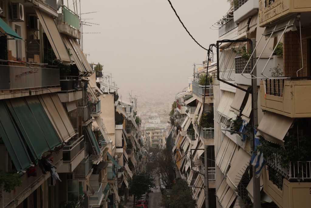 Η Αθήνα στο «πορτοκαλί»: Φωτογραφίες που «πνίγουν» την ανάσα από την επέλαση της αφρικανικής σκόνης