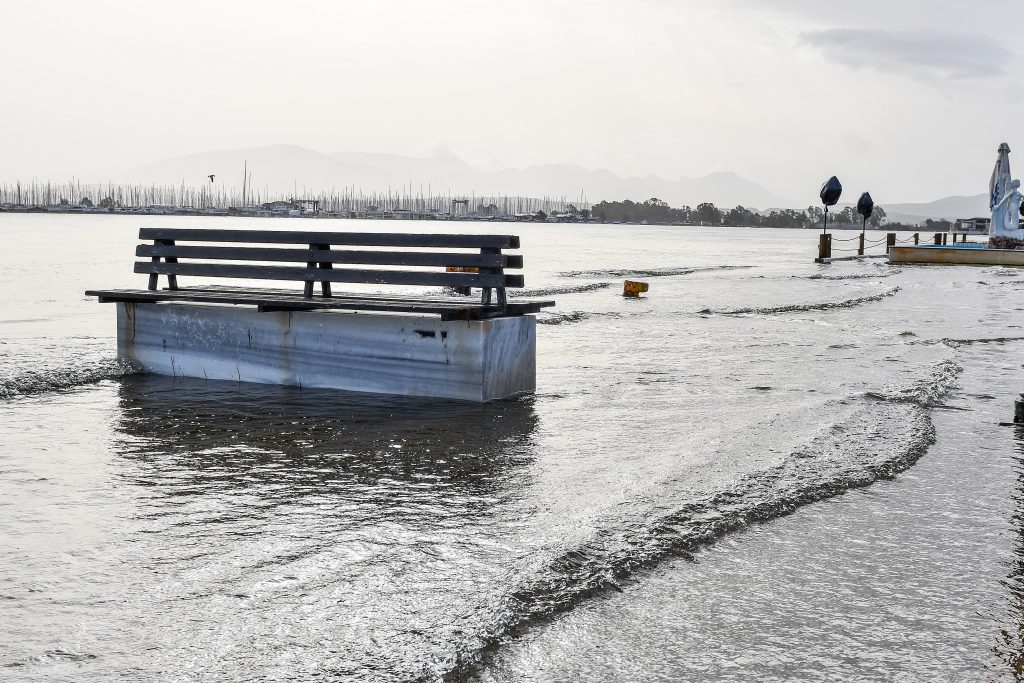 Σφοδρή κακοκαιρία σαρώνει την Ελλάδα – Κατολισθήσεις, πλημμύρες σε Πρέβεζα, Κέρκυρα, Τρίπολη, ήχησε το 112 στη Λέσβο