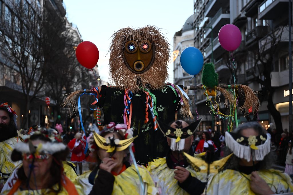 Χιλιάδες καρναβαλιστές στη Θεσσαλονίκη στην παρέλαση που διοργανώθηκε για τρίτη χρονιά με κέφι φαντασία και ξέφρενους ρυθμούς