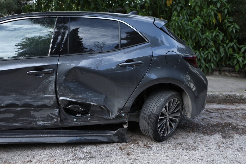 Αθήνα: Μεθυσμένη οδηγός προκάλεσε καραμπόλα με πέντε σταθμευμένα οχήματα – Στο αυτόφωρο η 36χρονη (φωτογραφίες)