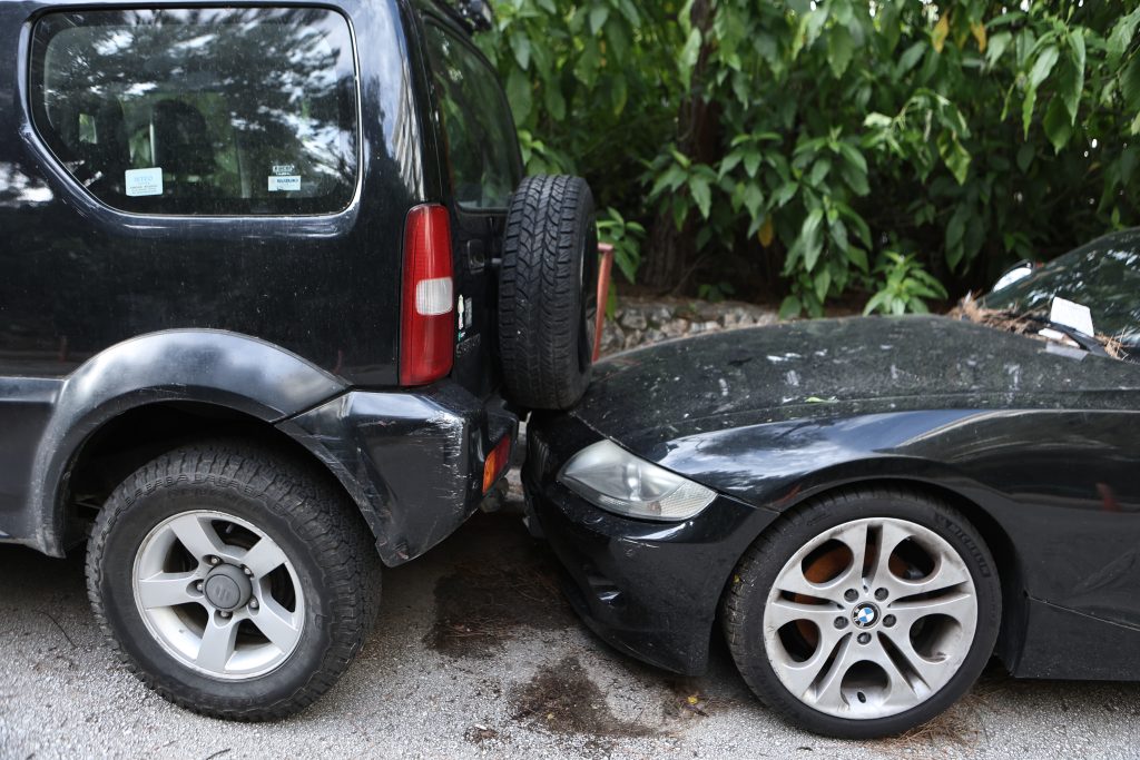 Αθήνα: Μεθυσμένη οδηγός προκάλεσε καραμπόλα με πέντε σταθμευμένα οχήματα – Στο αυτόφωρο η 36χρονη (φωτογραφίες)