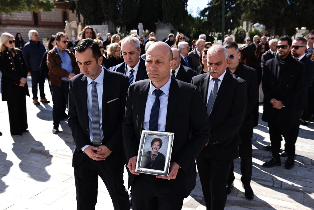 Στο Α΄ Νεκροταφείο το «τελευταίο αντίο» στην Άννα Ψαρούδα Μπενάκη – Συγγενείς, φίλοι, πολιτικοί και ακαδημαϊκοί την αποχαιρέτησαν