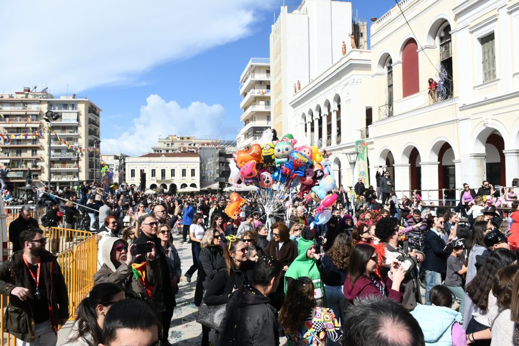 Live η νυχτερινή ποδαράτη παρέλαση στην Πάτρα – Πάνω από 50.000 καρναβαλιστές στους δρόμους