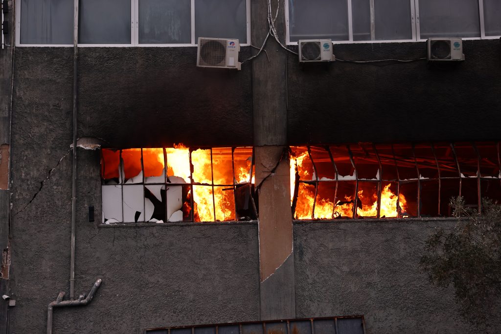 Φωτιά σε αποθήκη εταιρείας με αθλητικά είδη στα Σπάτα – Ενισχύθηκαν οι δυνάμεις της Πυροσβεστικής