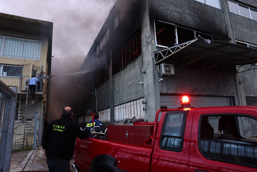 Φωτιά σε αποθήκη εταιρείας με αθλητικά είδη στα Σπάτα – Ενισχύθηκαν οι δυνάμεις της Πυροσβεστικής