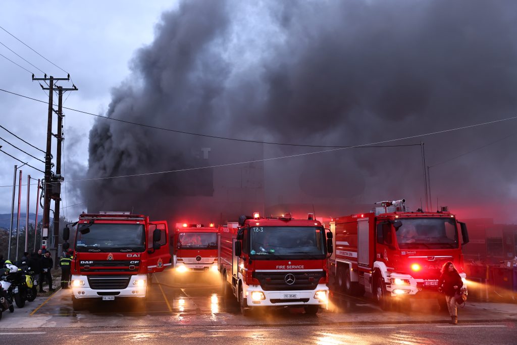 Φωτιά σε αποθήκη εταιρείας με αθλητικά είδη στα Σπάτα – Ενισχύθηκαν οι δυνάμεις της Πυροσβεστικής