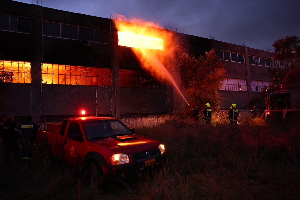 Φωτιά σε αποθήκη εταιρείας με αθλητικά είδη στα Σπάτα – Ενισχύθηκαν οι δυνάμεις της Πυροσβεστικής