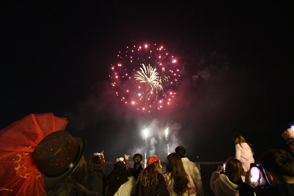 Χιλιάδες καρναβαλιστές και δεκάδες άρματα πλημμύρισαν τους δρόμους στην Πάτρα – Έκαψαν τον Βασιλιά Καρνάβαλο