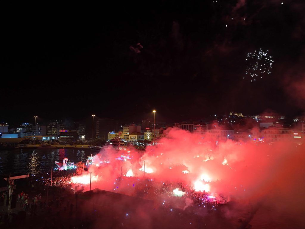 Χιλιάδες καρναβαλιστές και δεκάδες άρματα πλημμύρισαν τους δρόμους στην Πάτρα – Έκαψαν τον Βασιλιά Καρνάβαλο