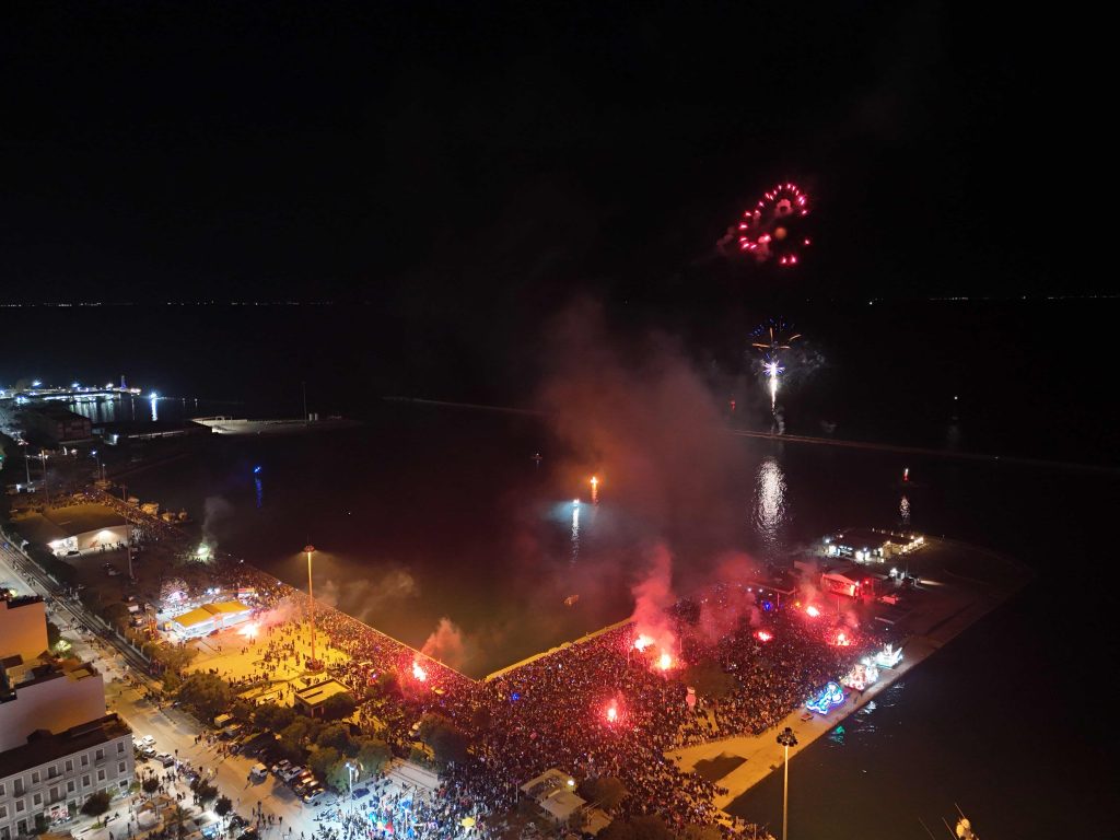 Χιλιάδες καρναβαλιστές και δεκάδες άρματα πλημμύρισαν τους δρόμους στην Πάτρα – Έκαψαν τον Βασιλιά Καρνάβαλο