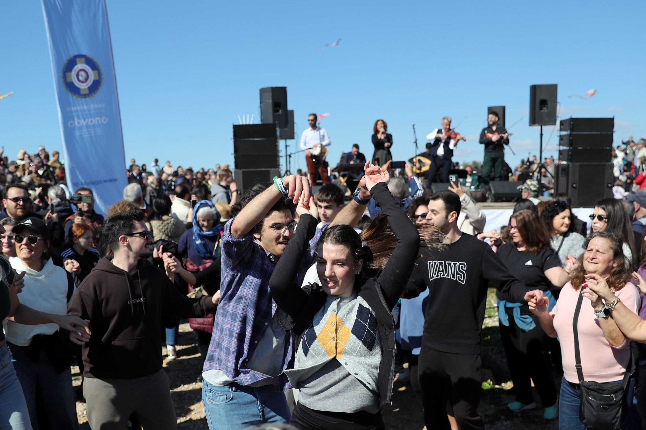 ÅÏÑÔÁÓÌÏÓ ÔÙÍ ÊÏÕËÏÕÌÙÍ ÁÐÏ ÔÏÍ ÄÇÌÏ ÁÈÇÍÁÉÙÍ ÓÔÏÕ ÖÉËÏÐÁÐÐÏÕ Καθαρά Δευτέρα στον Λόφο Φιλοπάππου: Χαρταετοί, μουσική και παραδοσιακές γεύσεις