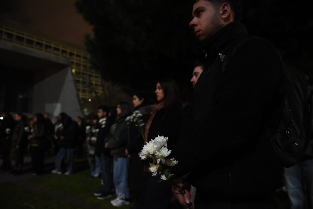 Θεσσαλονίκη: Μνημόσυνο, αγρυπνία και λουλούδια στο ΑΠΘ για τα θύματα της σιδηροδρομικής τραγωδίας των Τεμπών