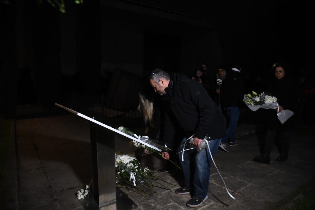 Θεσσαλονίκη: Μνημόσυνο, αγρυπνία και λουλούδια στο ΑΠΘ για τα θύματα της σιδηροδρομικής τραγωδίας των Τεμπών