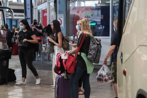 Ανατροπή αυτοκινήτου στην ΠΑΘΕ: Με ελαφρά τραύματα η μητέρα και τρία ανήλικα παιδιά