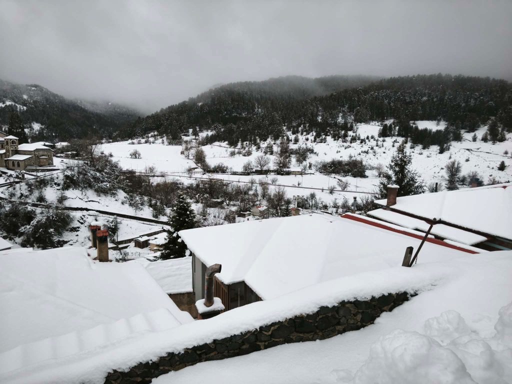 Στα λευκά τα ορεινά του Νομού Ιωαννίνων – Χωρίς προβλήματα η κίνηση των οχημάτων