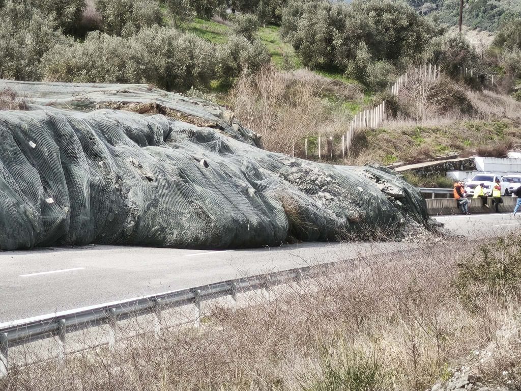 Ρήγμα 200 μέτρων καταγράφει η κάμερα του ΕΡΤnews από τη μεγάλη κατολίσθηση στην Ιόνια Οδό